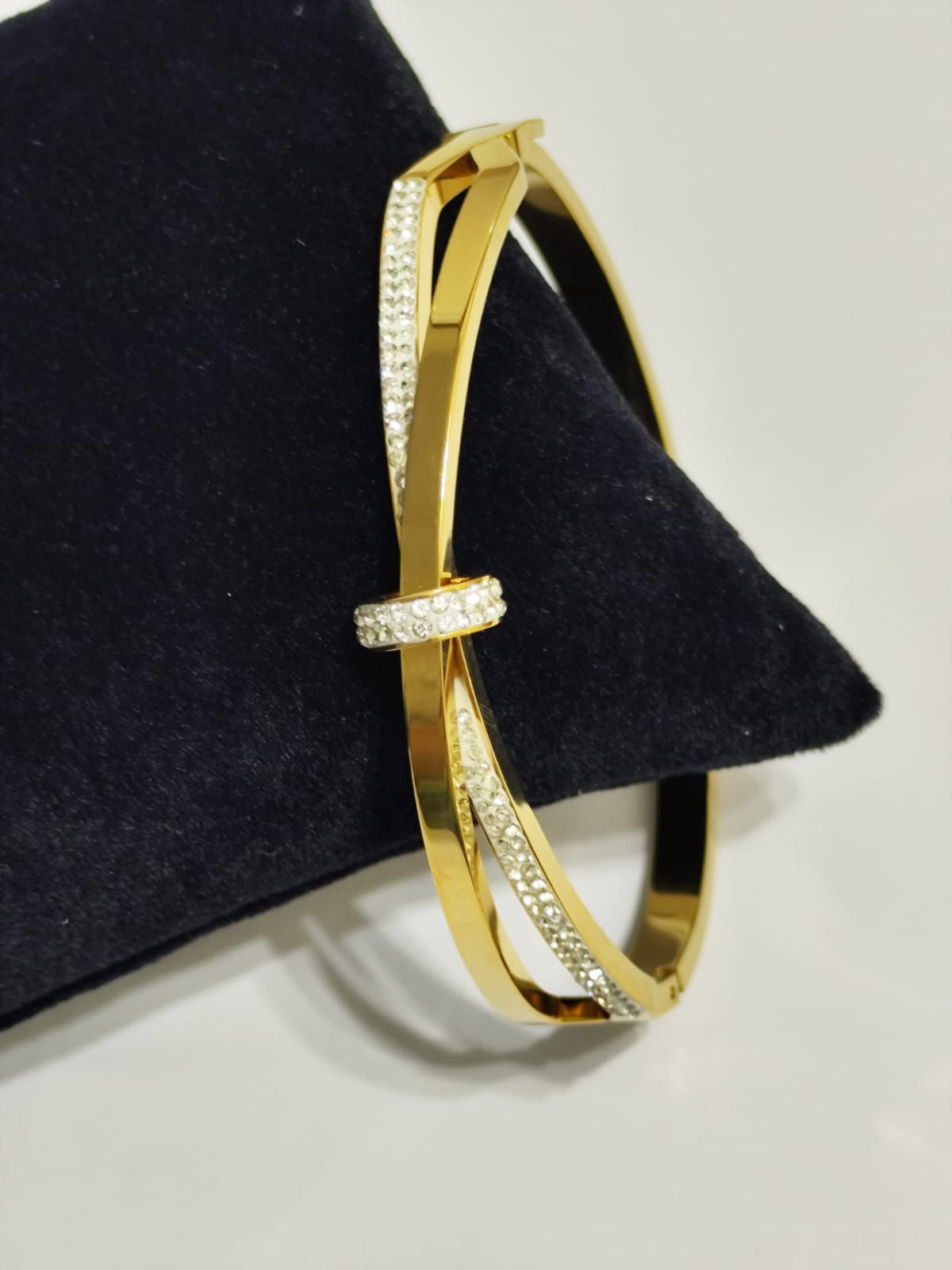 Gold Çapraz Taşlı Çelik Kelepçe