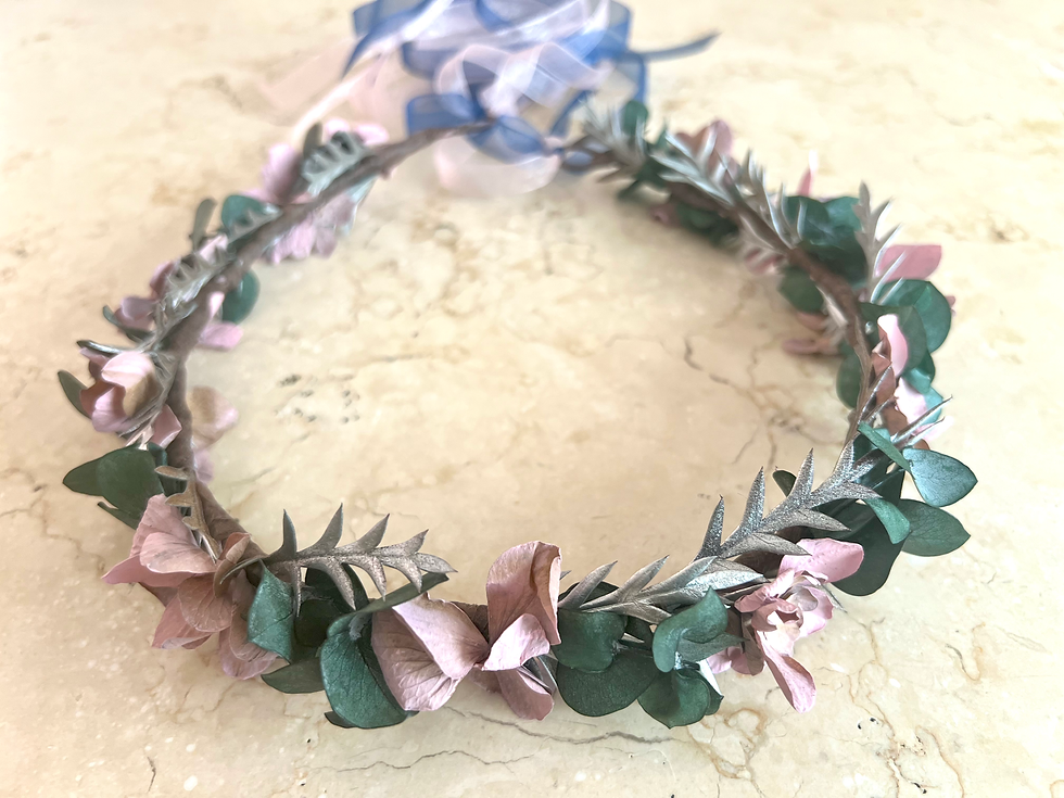 Corona cabello rosa plateado.