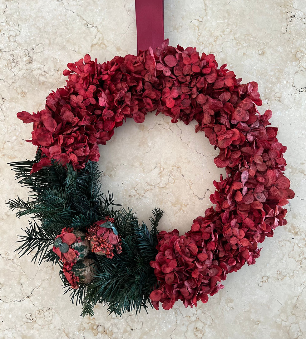 Corona hortensia roja oyamel 3 esferas.