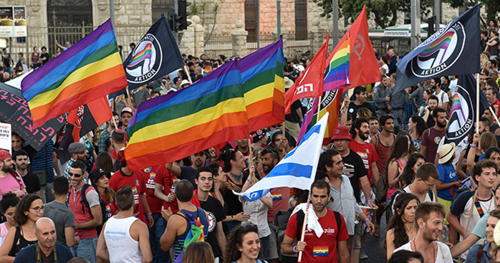 Menschen mit Regebogenfahnen bei der Pride-Parade in Jerusalem, Foto: New Israel Fund