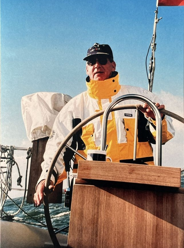 Der passionierte Segler auf seinem Schiff