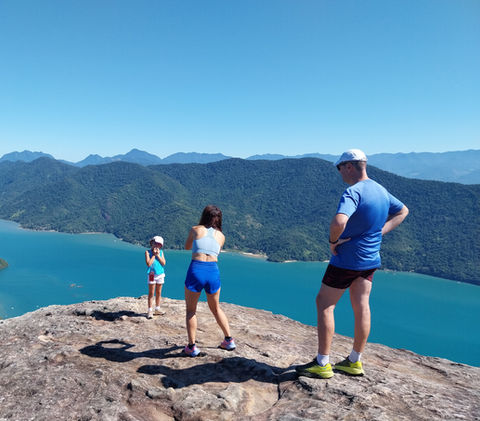 Caminhada intensa e suada até o topo para vistas magníficas!