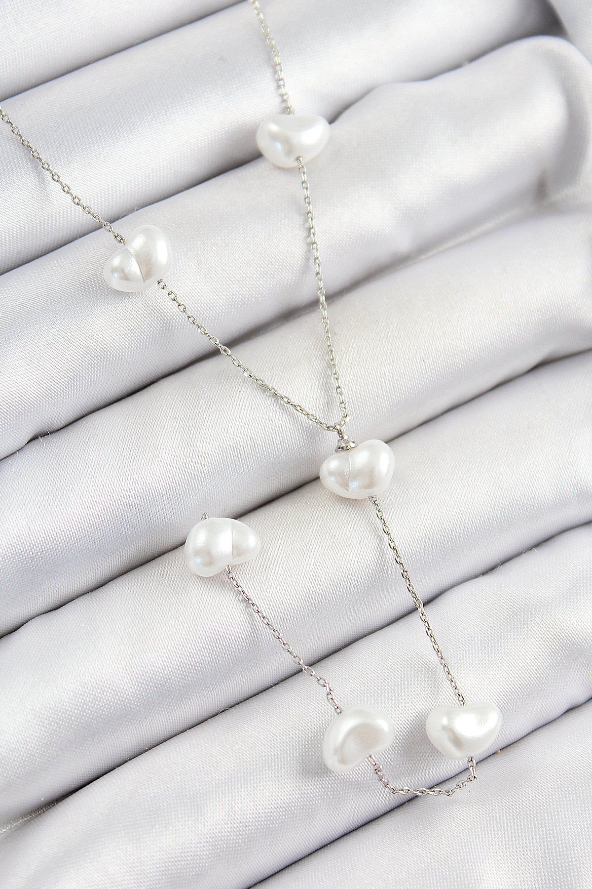 İncili Kalp Figürlü Y Model Gümüş Renk Kolye