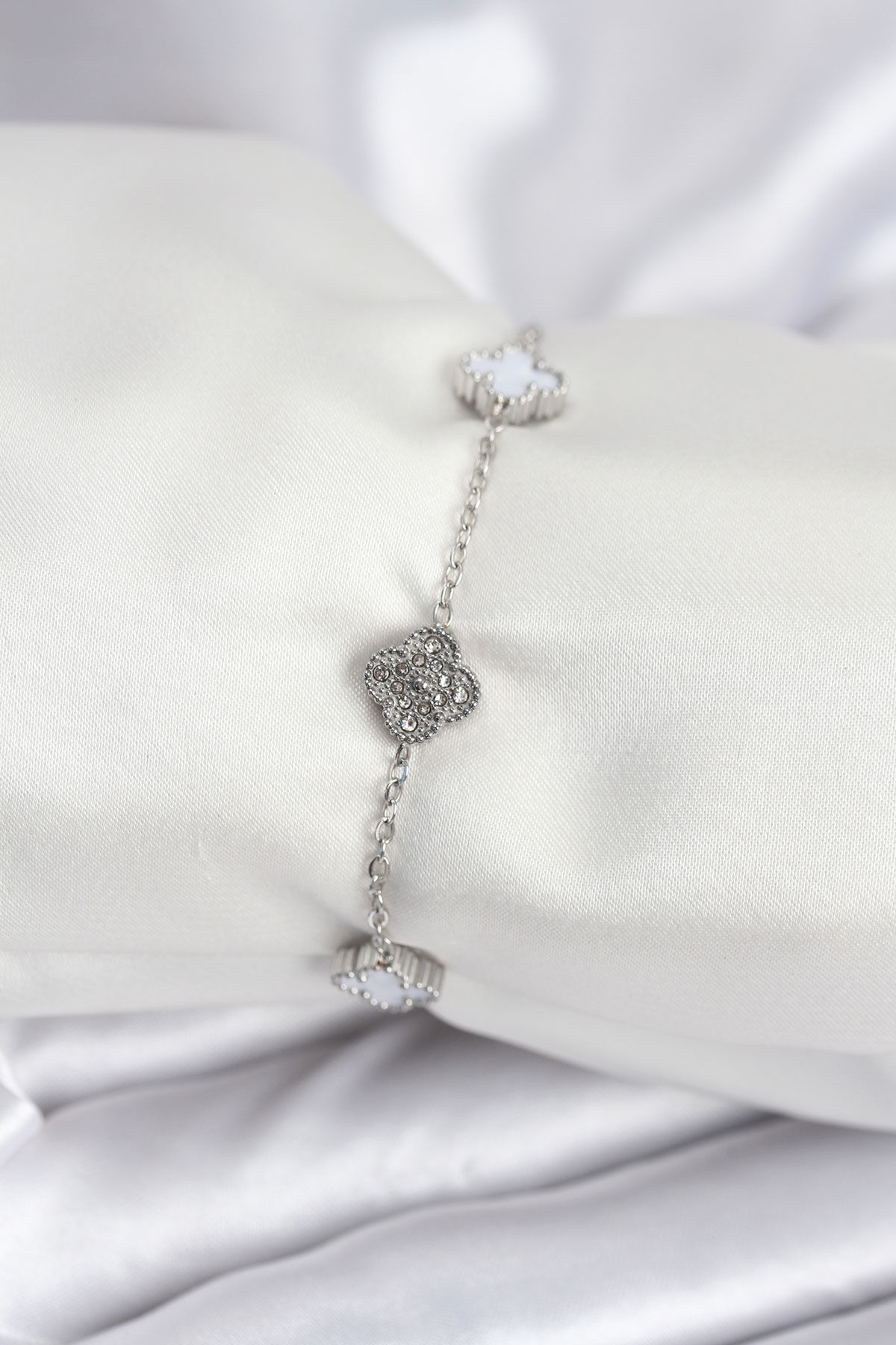 Çelik Gümüş Renk Beyaz ve Zirkon Taşlı Baby Boy Yonca Bileklik