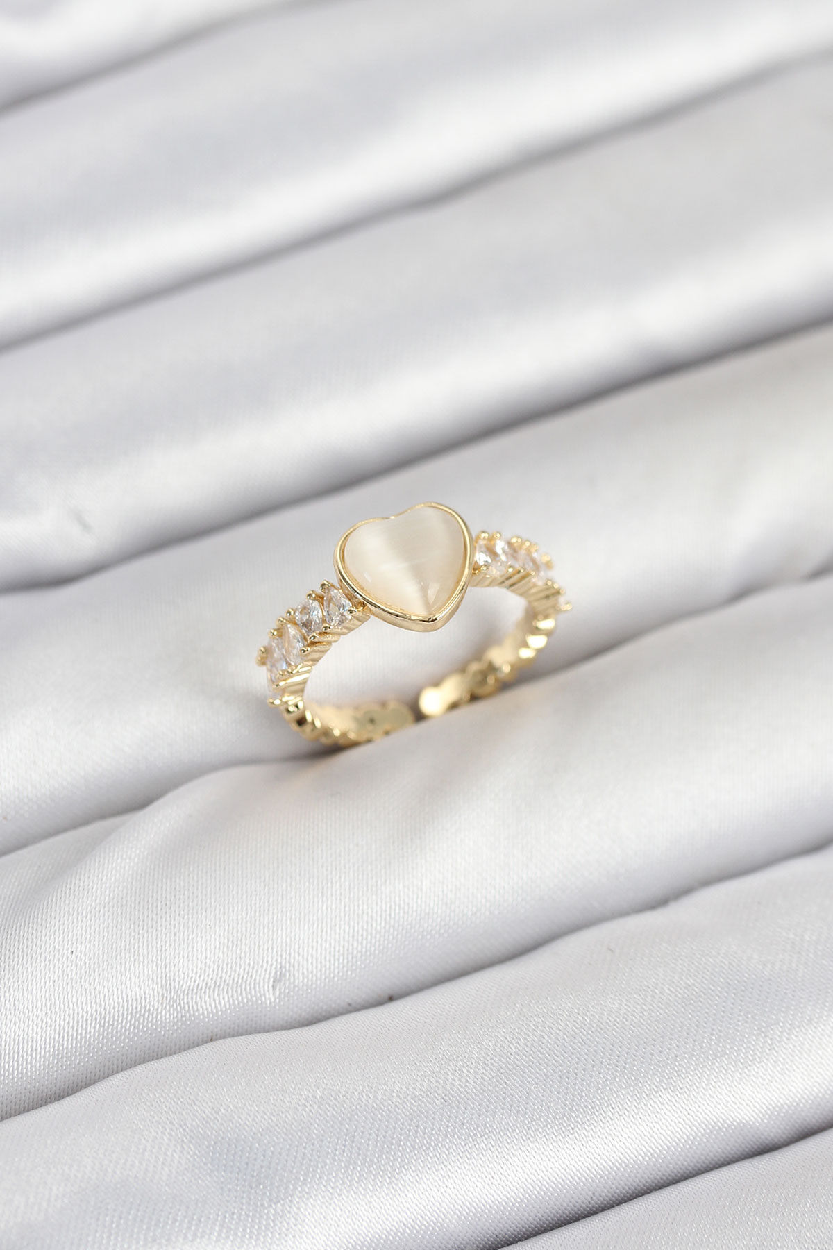 Gold Renk Zirkon Taşlı Kalpli Yüzük