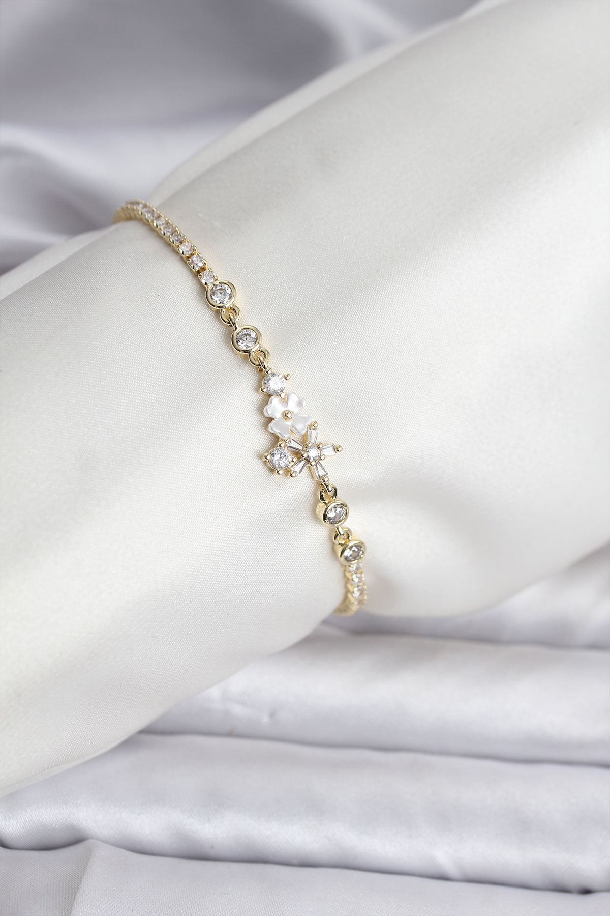 Çiçekli Model Zirkon Taşlı Gold Renk Su Yolu Bileklik