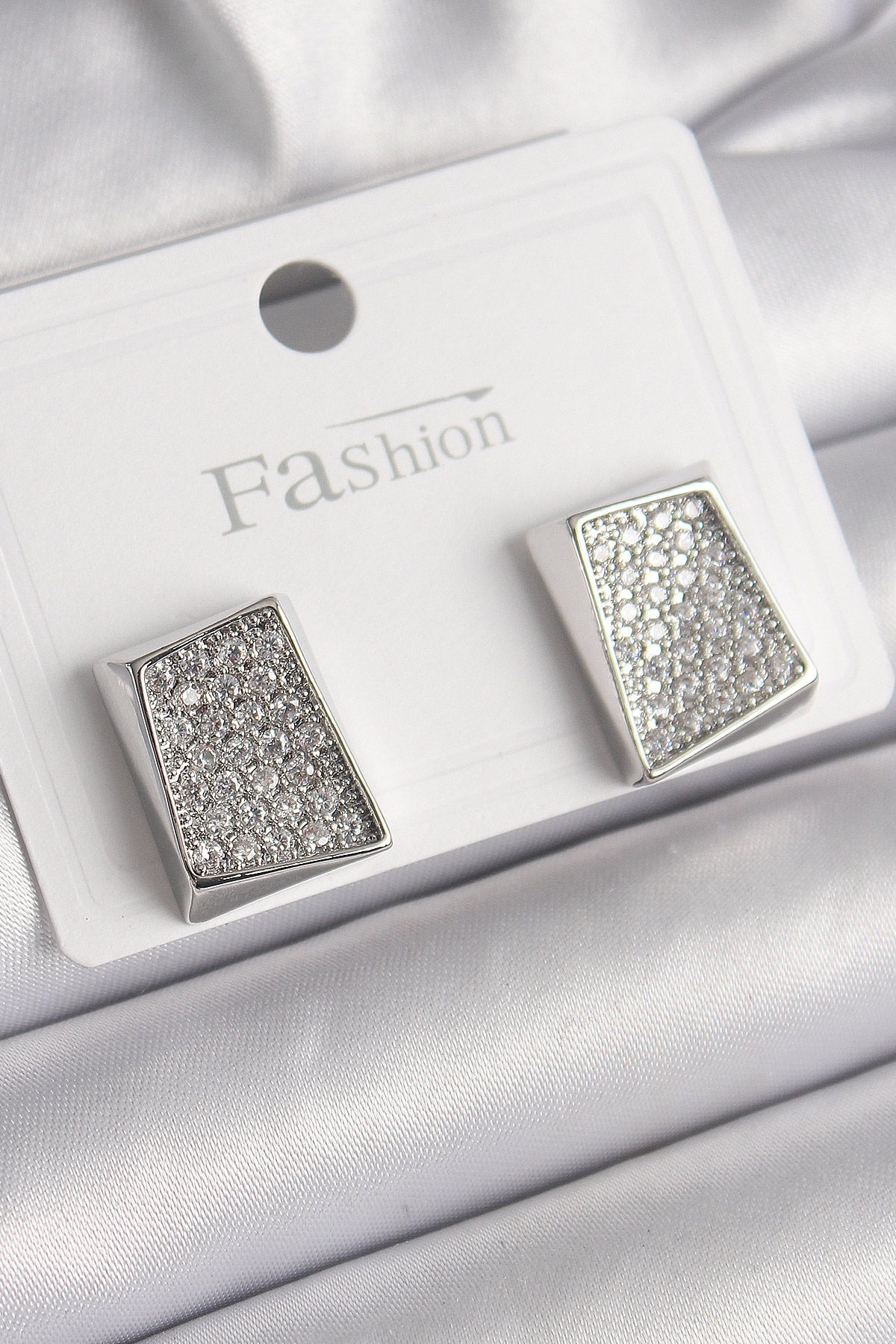 Gümüş Renk Zirkon Taşlı Plaka Model Küpe