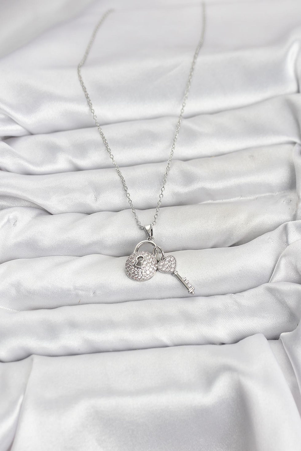 Küçük resim: Çelik Zincir Gümüş Renk Kilit Anahtar Model Zirkon Taşlı Kolye