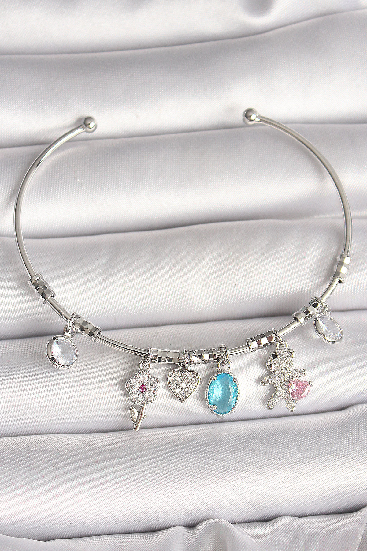 Gümüş Renk Sallantı Zirkon Taşlı Ayıcık Figür Çiçek Detay Charm Bileklik