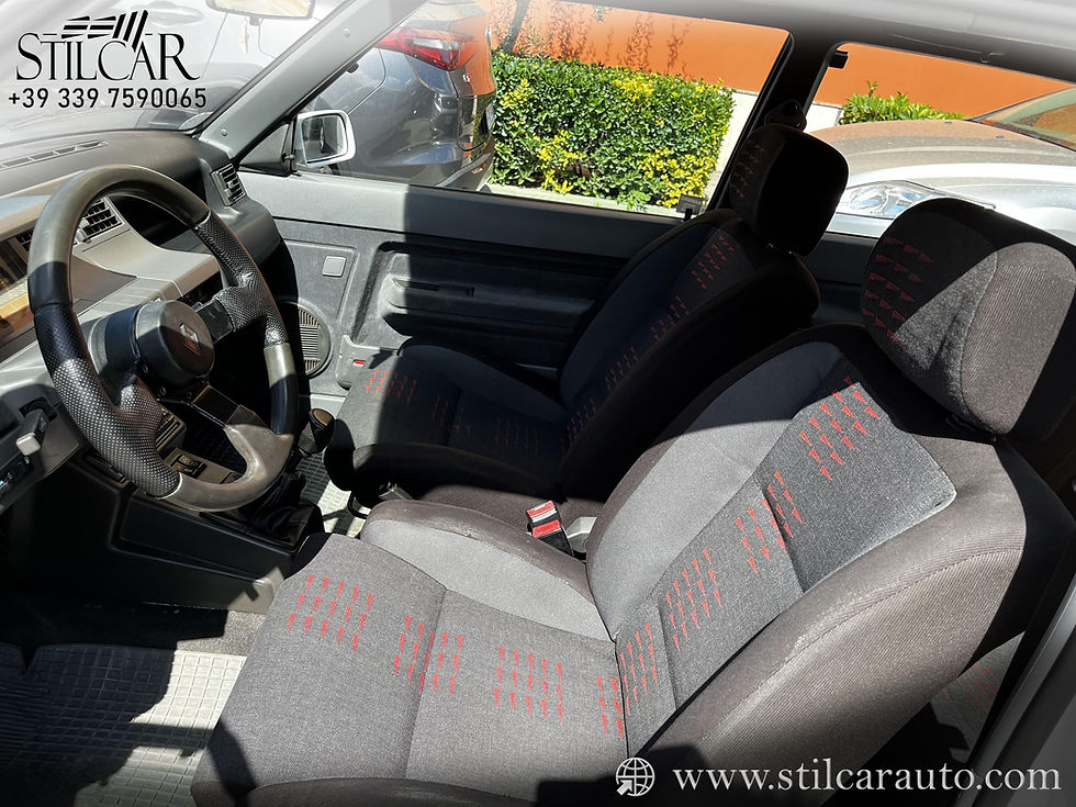 Miniatura: Interni Renault 5 GT Turbo con sedili sportivi e cruscotto originale