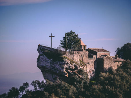 Descubre las leyendas más misteriosas de la Vall del Llémena: brujas, dragones, espÃritus y caminantes sin rostro. Un viaje al lado más mágico de Girona.
