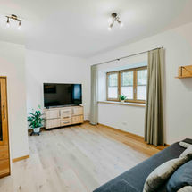 Heller Wohnbereich einer Ferienwohnung fotografiert für Airbnb und professionelle Vermarktung