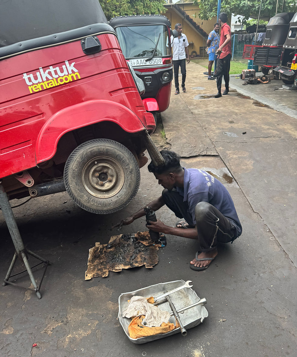 Sri Lanka tuk tuk needing CV joints regreased in Hikkaduwa