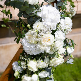 Composition de fleurs sur arche cérémonie mariage