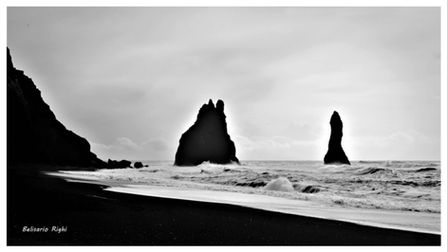 La fotografia ritrae la famosa Black Beach - Spiaggia nera - in Islanda