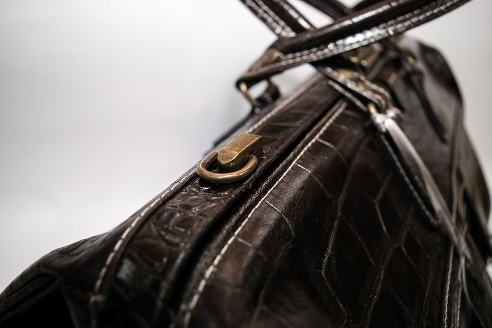 Миниатюра: Пътна чанта от естествена кожа с механизъм за заключване