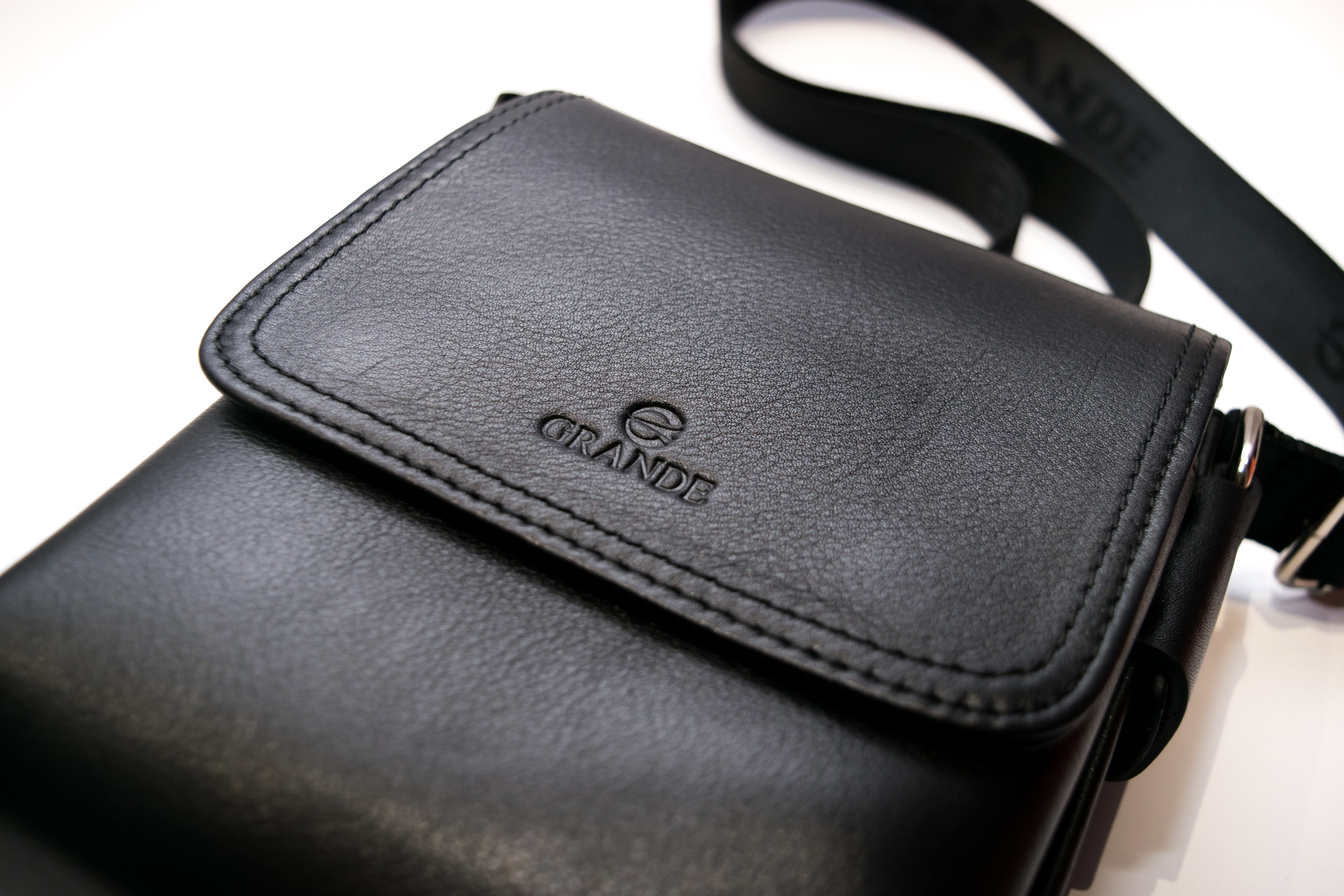 Мъжка чанта през рамо от естествена кожа