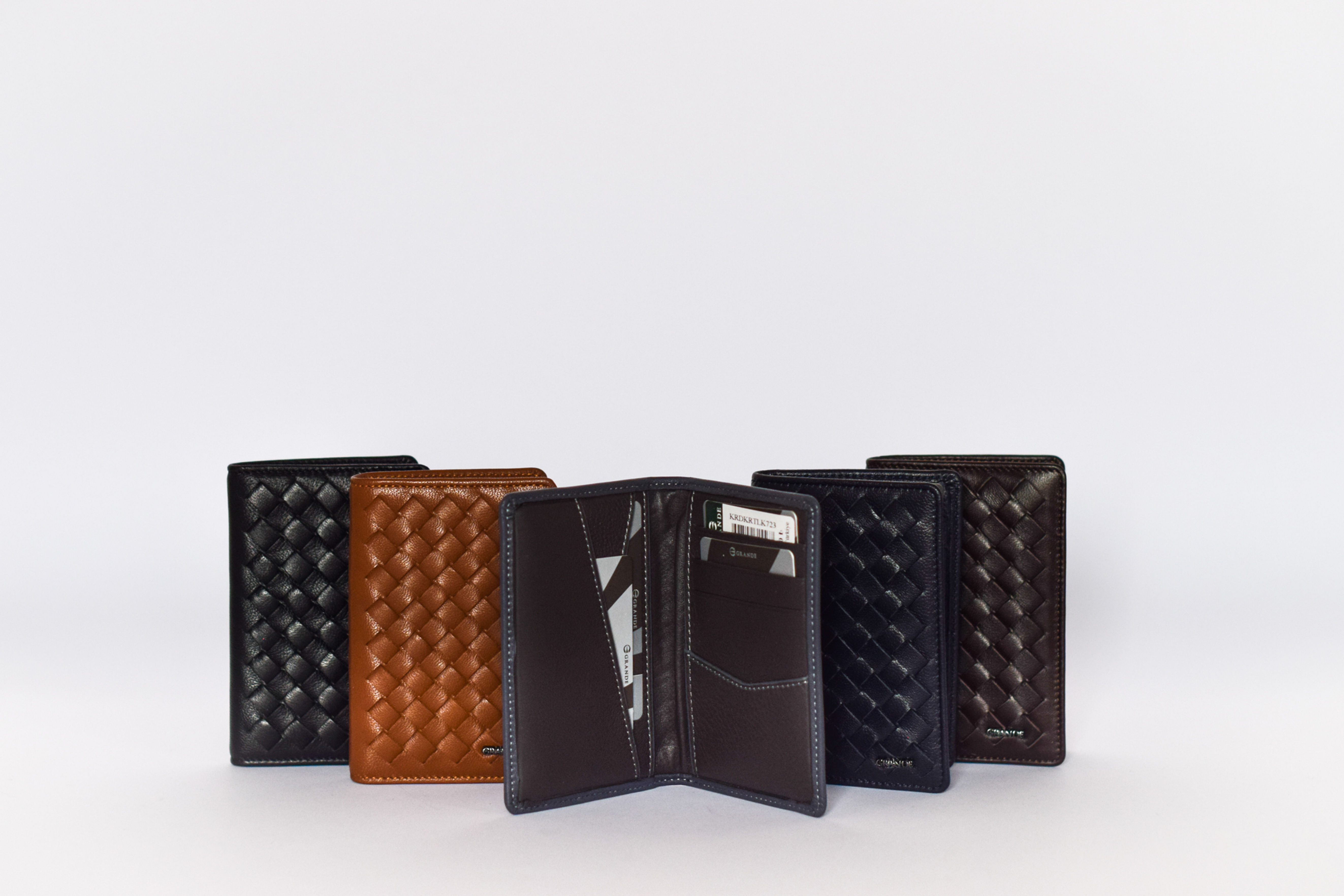 Визитник от естествена кожа с релефен мотив