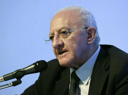 Vaccino in Campania, De Luca: "Entro novembre terza dose al personale scolastico"