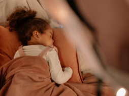 IL SONNO: È FONDAMENTALE CHE I BAMBINI DORMANO ALMENO 10 ORE A NOTTE