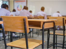 Docente evita una strage in classe 12enne tenta di darsi fuoco.