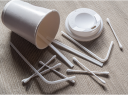 ADDIO AL MONOUSO. DA OGGI VIETATE LA PRODUZIONE E LA VENDITA IN ITALIA