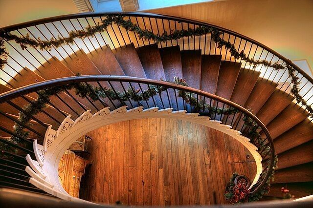 The house’s well-known spiral staircase. IMAGE COURTESY OF WIKIMEDIA COMMONS