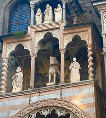 Bergamo - Basilica Santa Maria Maggiore statues.jpg