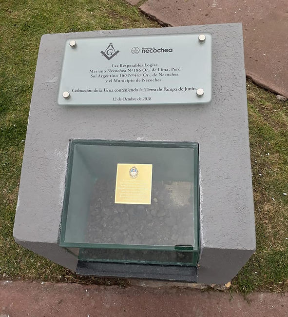 Pilar conteniendo la tierra de Junin.jpg