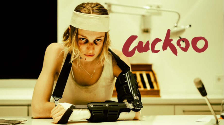 Una mujer mirando fijamente la cámara con texto de fondo