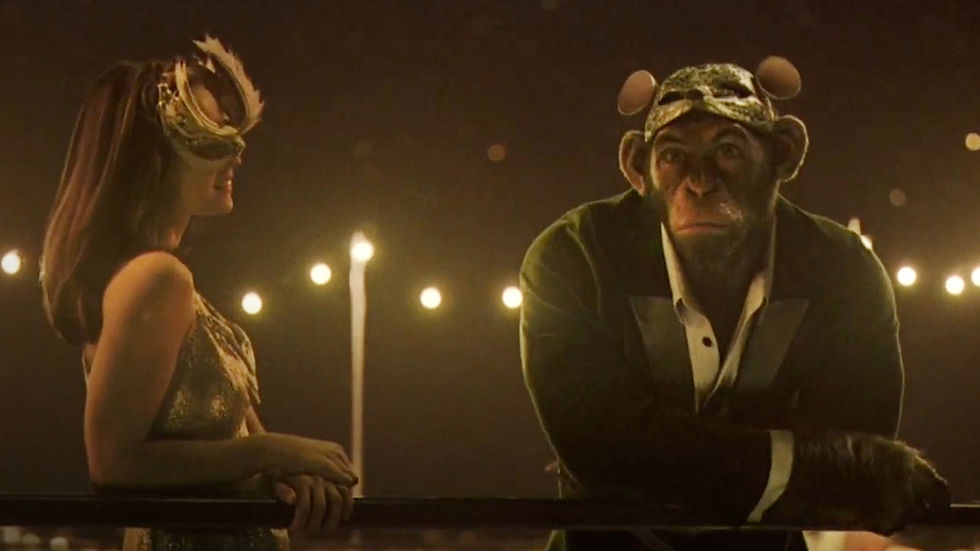 Un chimpancé hablando con una señorita enmascarada