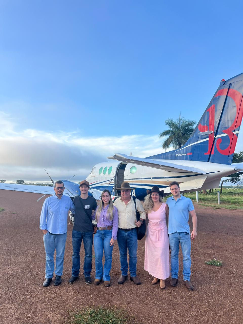 Da esquerda prof Adilson, Marcelo (filho), Júlia (sobrinha), Adriano, Susiléia (esposa) e Ricardo (filho) antes do voo da Fazenda Arpa, Dueré, Tocantins para a Fazenda Itaporanga