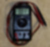 Ein Multimeter zeigt 0,01 A an