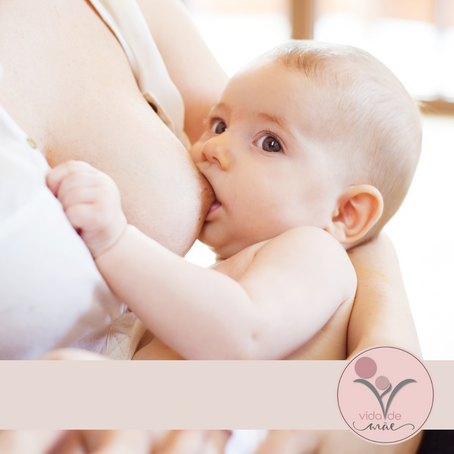 Um bebê faz o peito da mãe de bico?