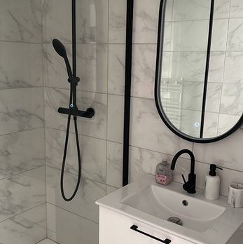Salle de bain rénovée à Sedan 08200 avec douche, carrelage mural et finitions modernes.