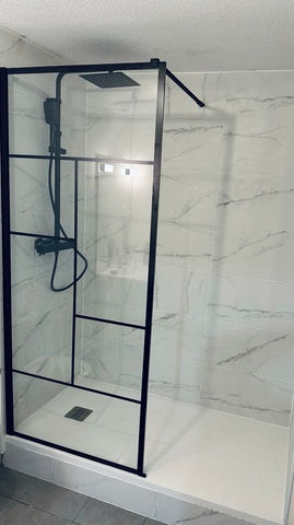 Rénovation de douche à Sedan 08200 avec carrelage mural, paroi de douche et finitions propres.