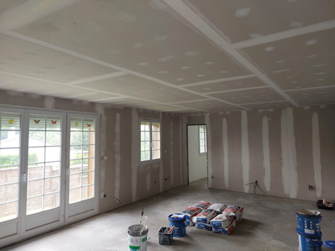 Pièce en rénovation intérieure à Rethel 08300 avec murs préparés avant finitions.