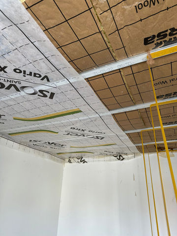 Espace intérieur rénové à Sedan 08200 avec isolation plafond, isolation murs périphériques et pose de sol.