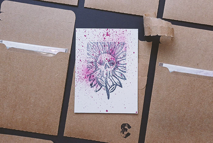 Mini gravura de título Natureza Morta impressa em papel canson