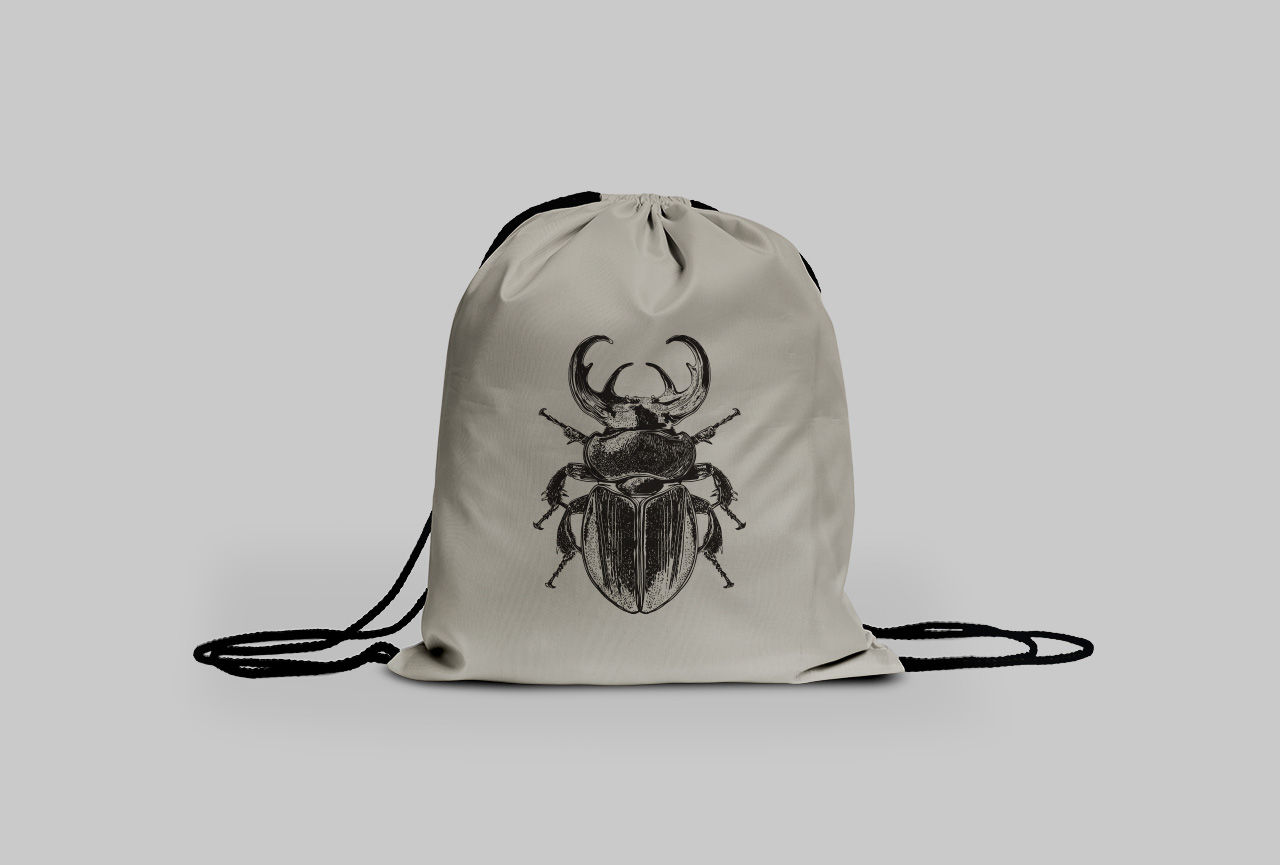 Mochila sacolchila 100% algodão cor areia e preta com estampa exclusiva besouro