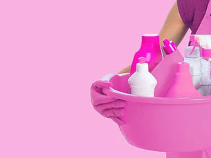 Service d’entretien ménager professionnel dans une maison moderne à Montréal avec équipements de nettoyage résidentiel