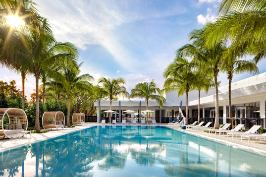 fllda-outdoor-swimmingpool-4683-hor-clsc
