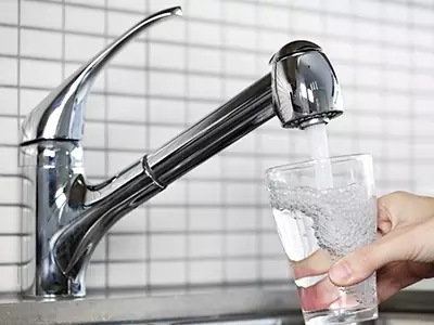 Sink faucet with running water
