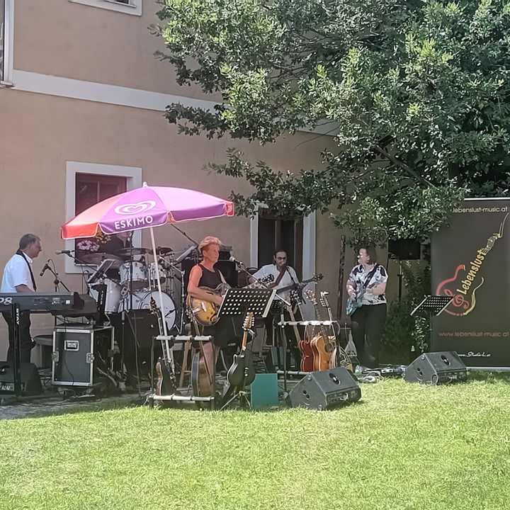 Lebenslustmusic Band spielt im Freien