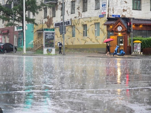 Улаанбаатарт ширүүн бороо орох тул бага насны хүүхдээ харгалзах хүнгүй бүү үлдээ