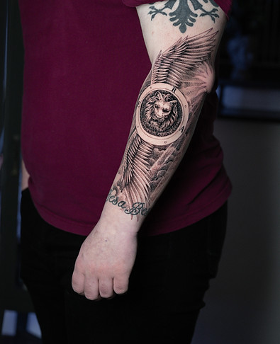 Symbolisches Löwenkopf-Tattoo mit Flügeln im Fineline- und Dotwork-Stil auf dem Unterarm – gestochen im Tattoo Studio Tinterei in Elz bei Limburg.