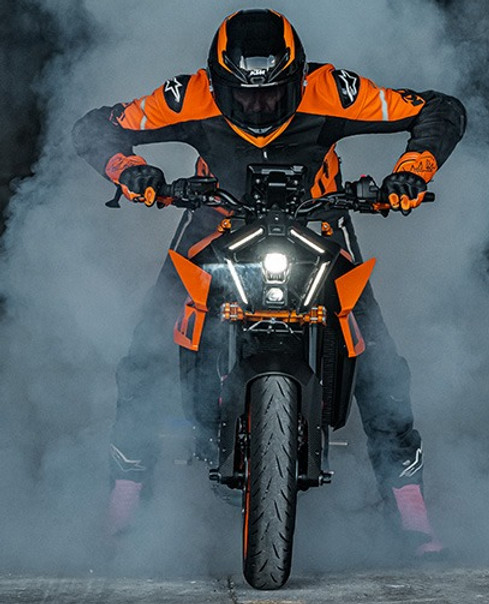 990 R Duke (action).jpg