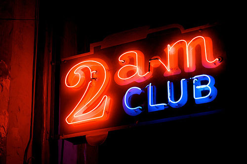 暗闇に浮かび上がる「2am CLUB」と書かれたネオンサイン