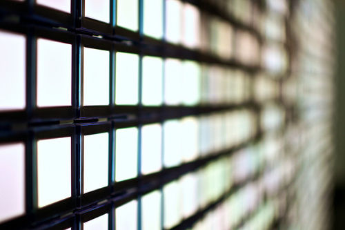 黒い壁に貼られた四角いLEDユニット