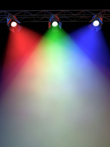 赤、緑、青のステージライトが真ん中に合わさり、光が白色になっている